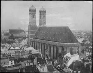 München, Dom zu Unserer Lieben Frau : München. Stadtansicht mit Frauenkirche. Blick vom Turm des Neuen Rathauses von Südosten