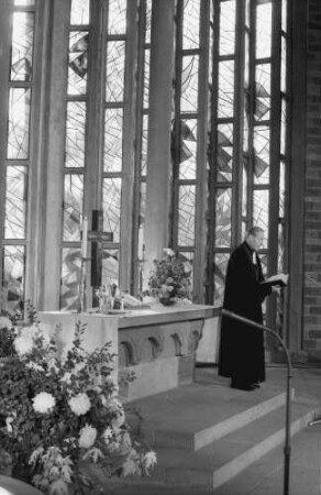 Freiburg: Ludwigskirche, Gottesdienst, Landesbischof Heidland am Altar
