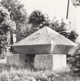 Denkmalsanlage für die Gefallenen des 1. Weltkrieges : Denkmalsanlage für die Gefallenen des 1. Weltkrieges. Betonguß (um 1920). Pyramide. Borna-Thräna, Weststraße