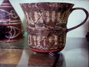 Iraklion. Archäologisches Museum. Polychrome Kamarés-Keramik aus Knossos, 1900-1700. Tasse, 8,5 cm