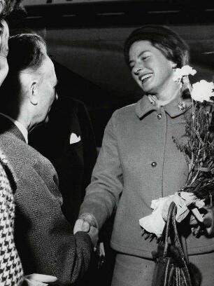 Hans Wölffer, Ingrid Bergmann. Empfang auf dem Flugplatz