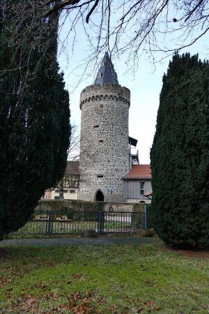 Rundturm der Stadtbefestigung mit Steinhelm und Wehrgang; Wölfersheim, Hauptstraße 51