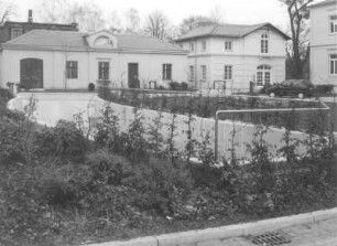 Dresden-Neustadt, Bautzner Straße 96. Marcolinische Meierei. Östliches Torhaus (1852/1856) und Schweizerhaus. Ansicht von Westen