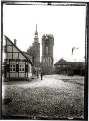 Fotograf mit Stativ am Hünerdorfer Tor (bzw. Eulenturm) in Tangermünde