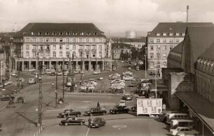 Postkartenalbum mit Motiven von Karlsruhe. "Karlsruhe - am Hauptbahnhof"