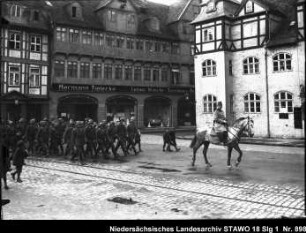 Rückkehr des Feld-Artillerie-Regiments Nr. 46 und Einzug der Regierungstruppen in Wolfenbüttel Enthält: Platte18, marschierende Soldaten hinter einem berittenen Offizier auf der Langen Herzogstr.