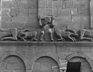 Atlasfigur (?), flankiert von Ziegenböcken und Löwen