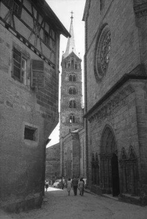 Bamberg: Durchblick zu einem Domturm, an der Hofhaltung