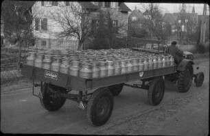 Transport von Milchkannen auf landwirtschaftlichem Anhänger
