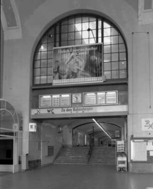 Bahnhof Dresden-Neustadt. Empfangsgebäude, Schalterhalle. Südlicher Bahnsteigtunnel, über dem Zugang Fahrtrichtungsanzeiger mit Normaluhr und Bogenfenster zur Bahnsteighalle : Dresden-Neustadt, Schlesischer Platz 1. Bahnhof Dresden-Neustadt. Empfangsgebäude, Schalterhalle. Südlicher Bahnsteigtunnel, über dem Zugang Fahrtrichtungsanzeiger mit Normaluhr und Bogenfenster zur Bahnsteighalle