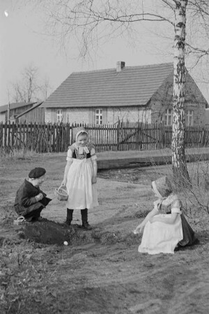 Sorbische Kinder beim Waleien : Serbske dźěći při walkowanju : Trebendorf / Trjebin