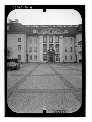 Berlin-Köpenick. Schloß (1677-1681; R. v. Langerfeld). Ansicht über den Schloßhof von Südost