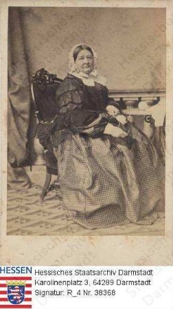 Tiedemann, Alexandrine v. geb. v. Selchow (1814-1874) / Porträt, in Raum sitzend, Ganzfigur