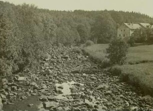 Chemnitztal. Cordieritgneisblöcke im Flußbett oberhalb der Mohlsdorfer Straßenbrücke