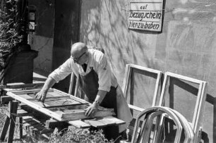Berlin. Glaser bei der Arbeit