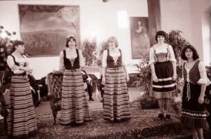 Freiburg: Kaufhaussaal; Krönungsakt; Weinkönigin [Rosemarie Blankenhorn/Rosemarie Blankenhorn-Röbbelen] und Prinzessinnen; stehend