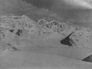 Gebirgslandschaft : Eine schneebedeckte Gebirgslandschaft im Tian Shan Hochgebirge. Vermutlich ein Gletscher