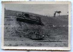 Zerstörter Panzer mit abgerissenem Turm