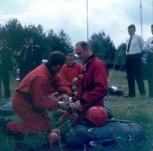 Fallschirmspringer (Angehörige der Freiwilligen Feuerwehr) beim Packen der Fallschirme vor einer Sprungübung