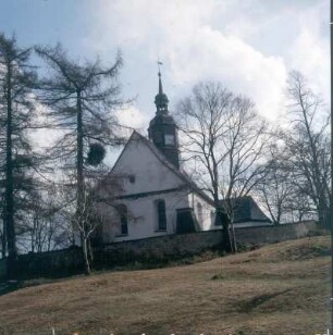 Dorfkirche (1585). Ansicht mit Kirchhofsmauer