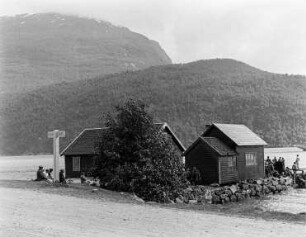 Holzhäuser in der Bucht von Loen in der Provinz Vestland