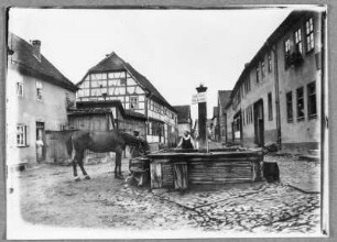 Am Markt in Heldburg steht die Tränke