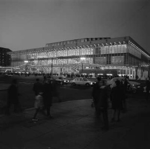 Dresden. Kulturpalast, Südfront in der Abenddämmerung