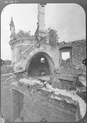 Bad Muskau. Ruine des Neuen Schloßes. Innenansicht mit Rundturm