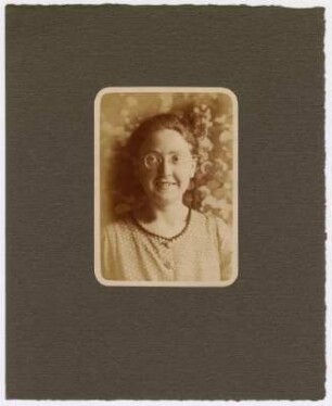 Portrait der (Anna Marie) Erna Wiese : Portrait Anna Marie Wiese. Verso gestempelt, Aufnahme von Albert Wiese Dresden