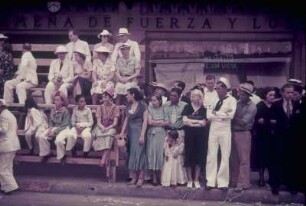 Reisefotos Panama. Panama City? Zuschauer auf einer Tribüne und am Straßenrand bei einem Fest
