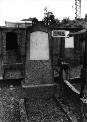Grabstein 406 (Index: 99797440) Material: Granit, Marmorplatte Zustand: leicht verwittert Maße HxBxT: 155x48x23 cm Beschreibung: Stele, Giebel, Sockel: Grabstein 406