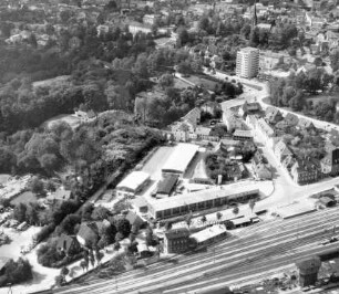 Machinenfabrik Lythall KG (Mommsenstraße): Luftbild des Betriebsgeländes: im Vordergrund Bahnhofsgelände mit Bahnstrecke Hamburg-Lübeck, links Kurpark, im Hintergrund Hochhaus Liebe