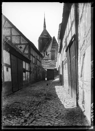 Schlawe (Slawno/Polen). Stilles Gässchen mit Blick zur Stadtpfarrkirche