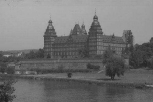 Aschaffenburg: Gesamtansicht des Schlosses, von der Mainbrücke