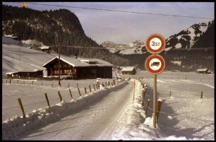 Saanen: winterlicher Fußweg zwischen Gstaad und Saanen