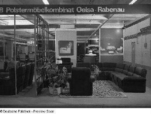 Ausstellungskojen mit Wohnzimmermöbeln aus dem VEB Polstermöbelkombinat Oelsa-Rabenau