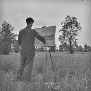 Maler Otto Nagel beim Malen der Spreewaldlandschaft.
