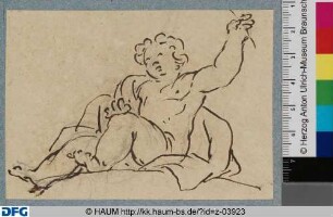 Sitzender Putto mit erhobenem linkem Arm