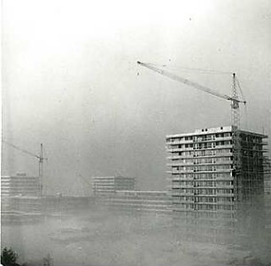 Hansjakob, Gottfried; München - Englschalking, Englschalkingerst. / Elektrastr.; Wohnanlage Cosimapark und Wohnanlage an der Englschalkinger-/ Elektrastraße - Cosimapark, Baustelle im Nebel, Blick auf Punkthochhaus und Wohnanlage
