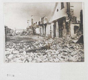 Zum Vormarsch der österr.-ung. Truppen in der Ukraine: Von Bolschewiki-Banden zerstörte Strasse einer ukrainischen Ortschaft