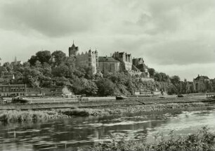 Bernburg, Schloss Bernburg, Ansicht von Südwesten über die Saale