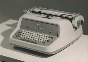 Vollelektrische Büroschreibmaschine "electric 20" der Grundig-Electronic-Triumph-Adler-Vertriebs-GmbH