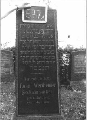Grabstein 577 (Index: 100111465) Material: Granit Zustand: gut Maße HxBxT: 185x60x32 cm Beschreibung: Obelisk, Sockel, rustica: Grabstein 577A