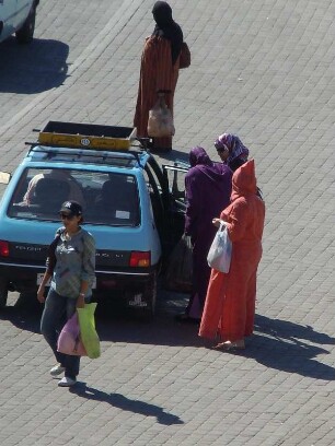 Meknes - Frauen umstehen ein Taxi : Frauen in traditioneller Kleidung verhandeln mit einem Taxifahrer, aufgenommen in Meknes am 28. Oktober 2010