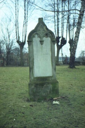 Alter Friedhof: Grabmal