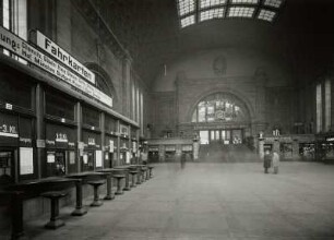 Leipzig, Hauptbahnhof : Leipzig. Hauptbahnhof. Empfangsgebäude (W. Lossow, M. H. Kühne). Östliche (sächsische) Eingangshalle. Innenansicht vom Eingang