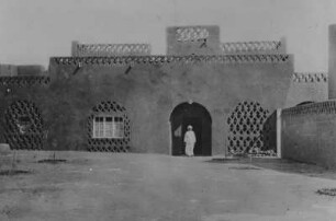 Nordafrikanisches Haus : Ein Mann unter einem Torbogen eines Hauses in Nordafrika, möglicherweise Algerien