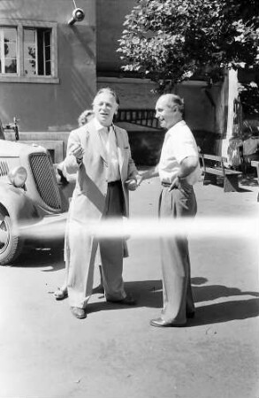 Basel, Schweiz: Komödie Basel; Immy Schell, Leopold Biberti, Dir. Karter; Gruppen im Hof