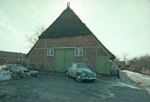 Hauptstraße 55: Bauernhaus mit Reetdach: Giebelseite Wirtschaftstrakt mit Scheunentor