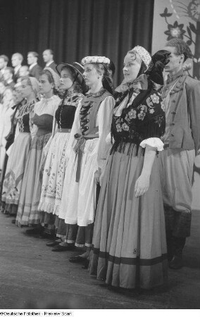 Trachtenträger des FDGB-Ensembles